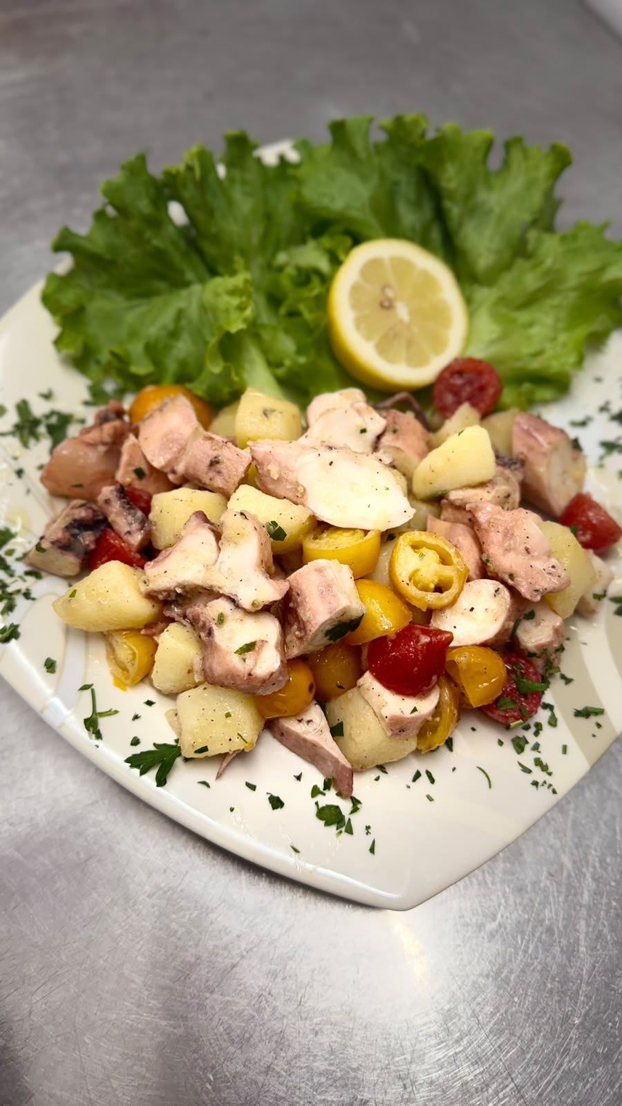 Insalata di polipo con patate e pomodorini